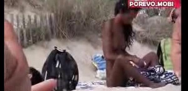  !Nudisty trahayutsya na plyazhe - skrytaya kamera